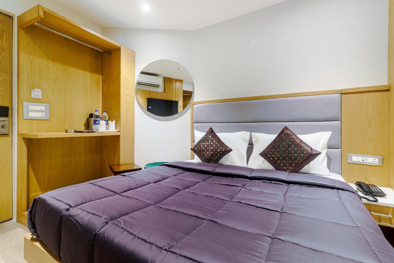 Hotel Bricks, Karol Bagh, New Delhi エクステリア 写真